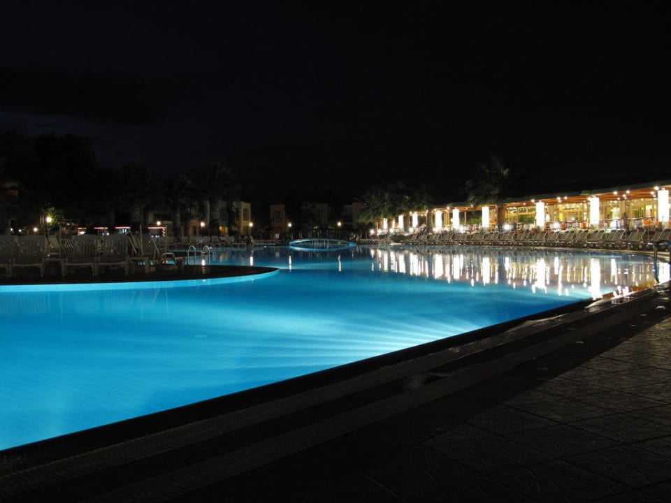Relaxpool bei Nacht VONRESORT Golden Beach