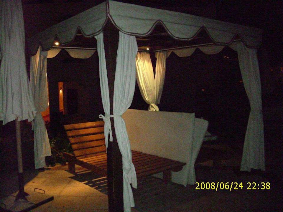 Łóżka przy basenie Regency Plaza Aqua Park & Spa