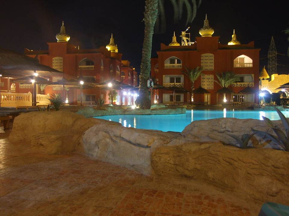 Basen wieczorem Pickalbatros Alf Leila Wa Leila Resort - Neverland Hurghada