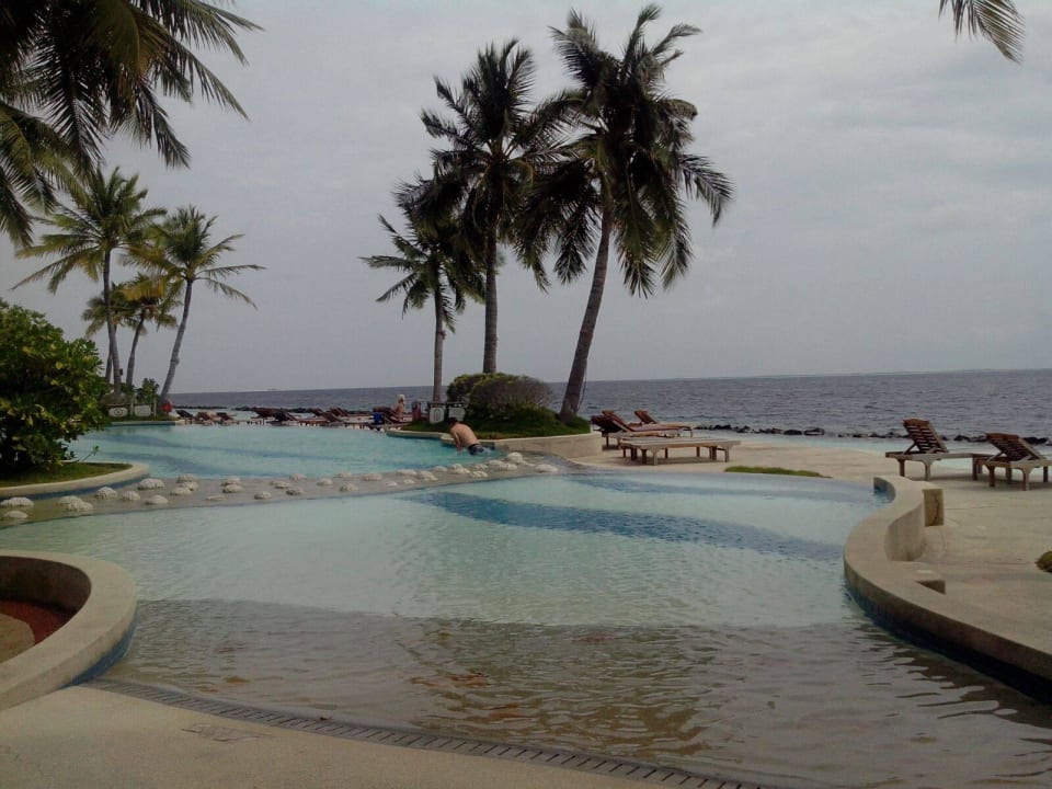 Pool Royal Island