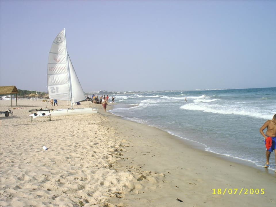 Der hoteleigene Strand Nahrawess Resort & Thalasso