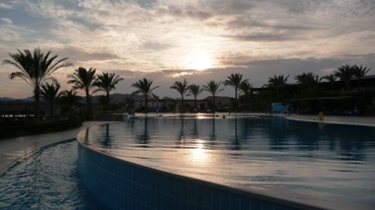 Relaxpool abends TUI MAGIC LIFE Kalawy