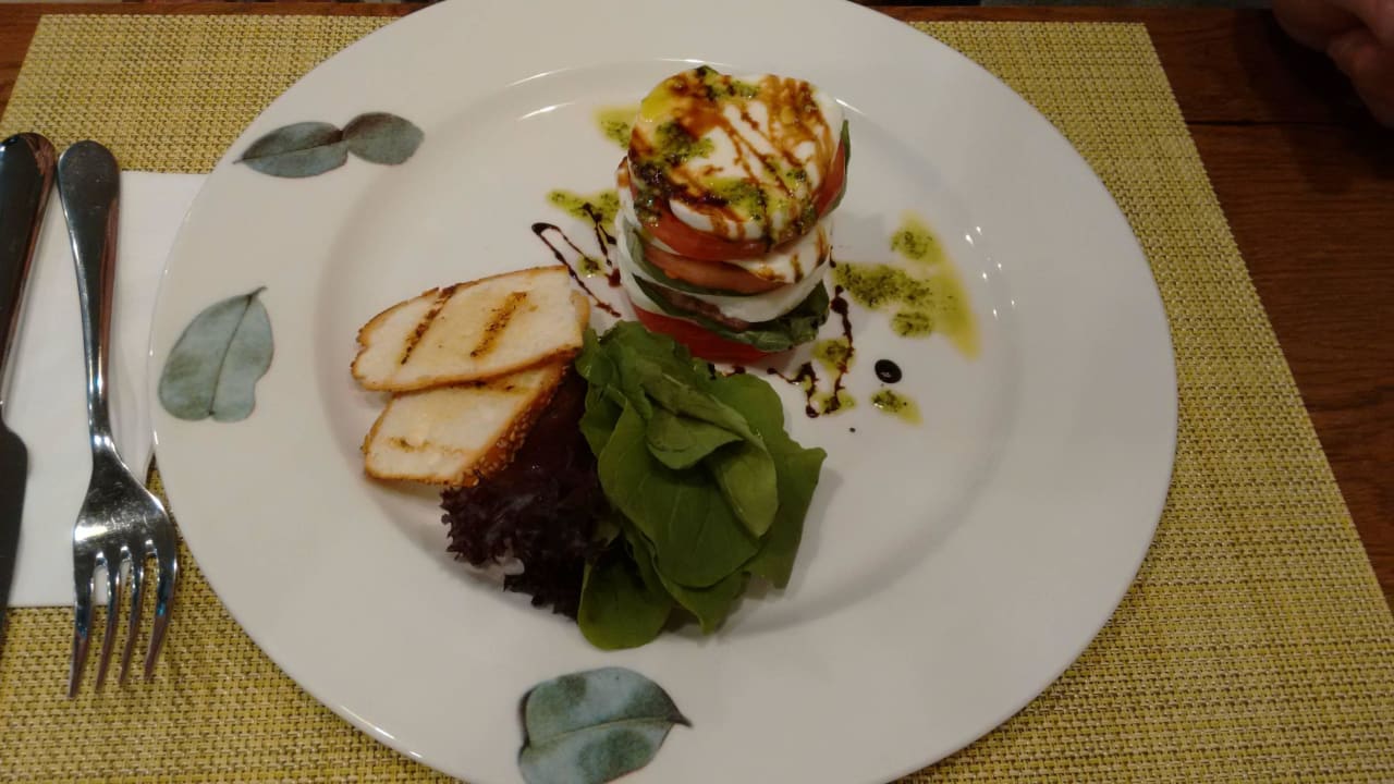 Tomaten und Mozzarella - Lavanta Snackbar Acanthus Cennet Barut Collection