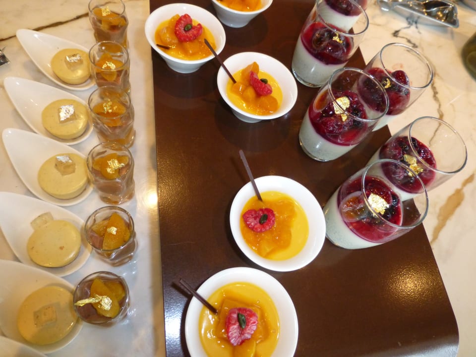 Büffet im Ritz-Carlton Club  Hotel The Ritz-Carlton Hongkong