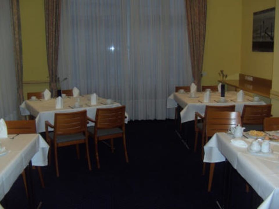 Der Frühstücksraum am morgen Relexa Hotel Bellevue Hamburg