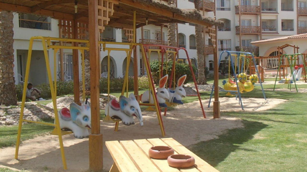 Schauckeln mit Schattenüberdachung. Pickalbatros Dana Beach Resort - Hurghada