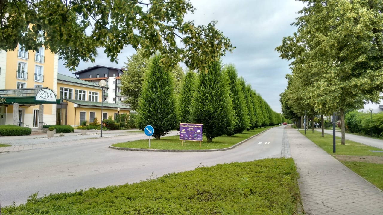 Strasse vor dem Hotel- Grundstück Thermenhotel Quellenhof