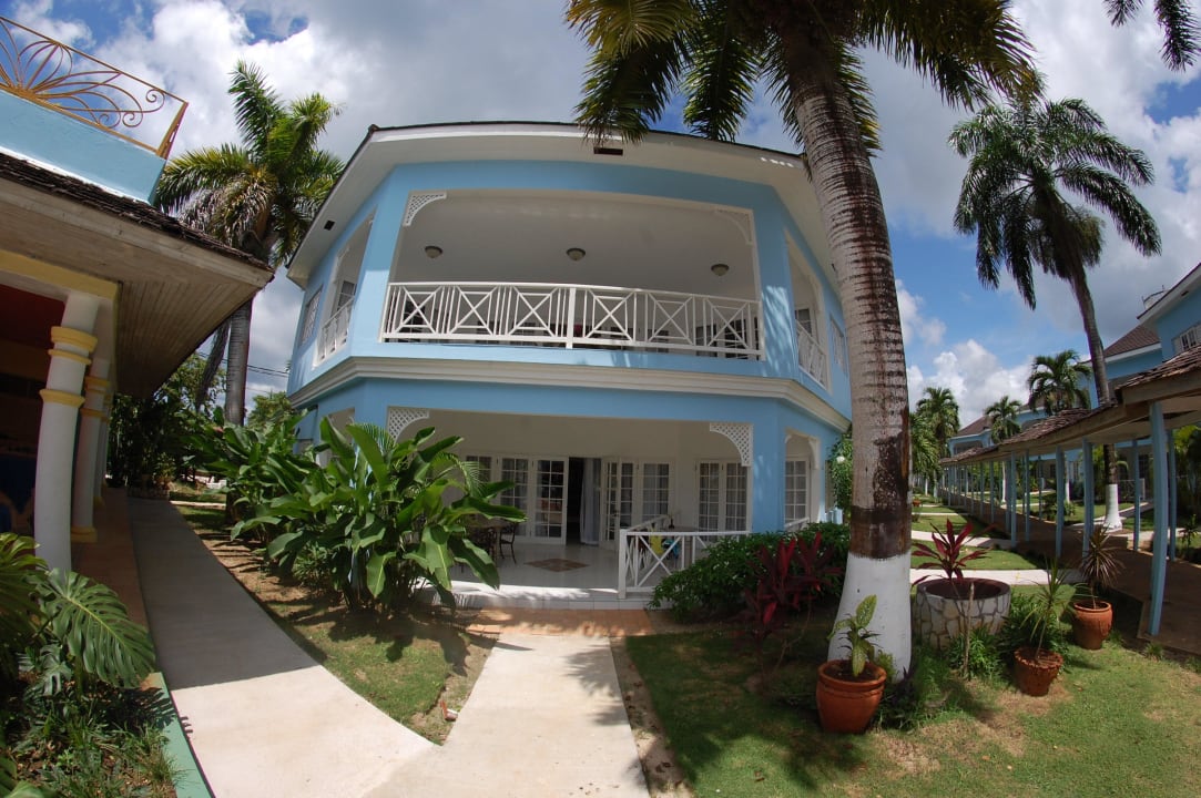 Unser Balkon direkt am Pool Hotel Beachcomber