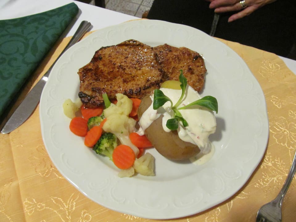 Grillkotelett, Ofenkartoffel und Gemüse (Silvester) Hotel Schwengerer