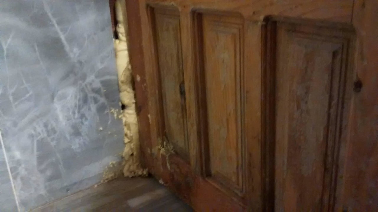 Badtür, mit Schaum den Schimmel verdeckt Hotel Andiz Beach