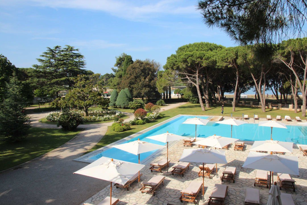 Blick auf Pool und Garten Falkensteiner Hotel Adriana