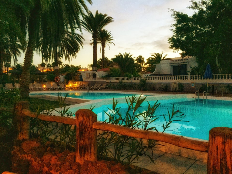 Pool HL Miraflor Suites Hotel