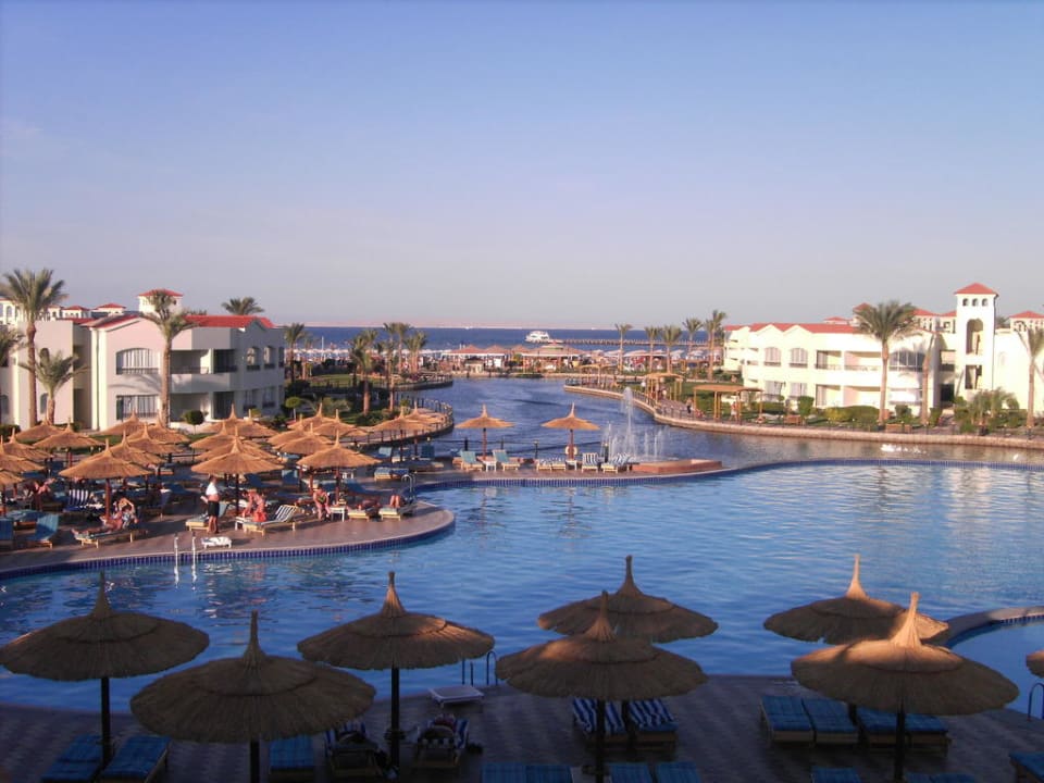 Blick vom Restaurantdach zum Strand Pickalbatros Dana Beach Resort - Hurghada