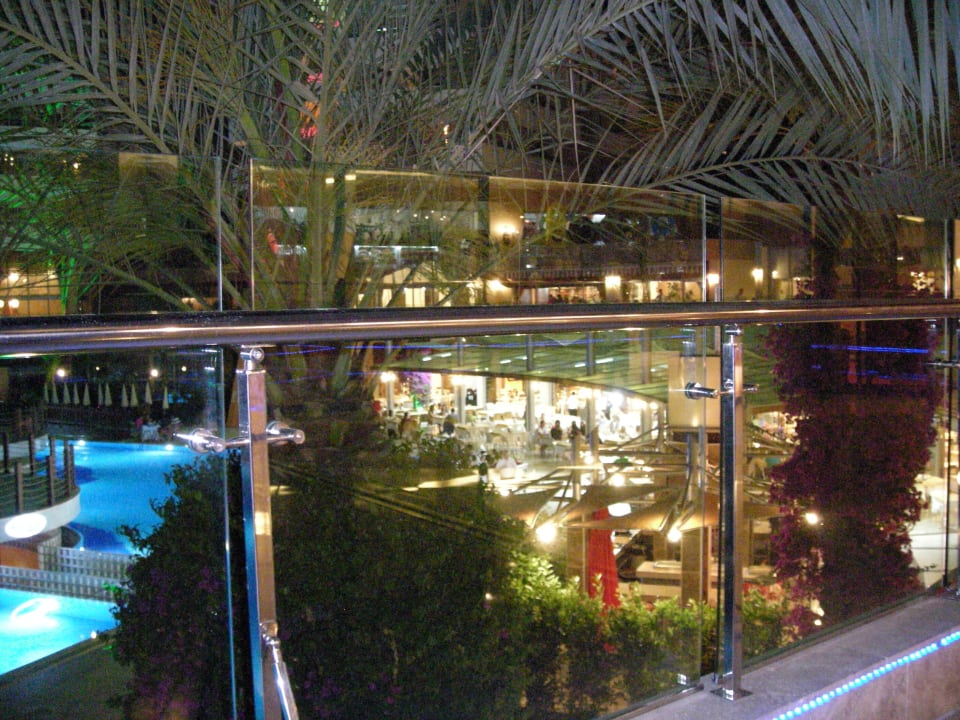 Ein Blick von der abendlichen Terrasse Alaiye Resort & Spa