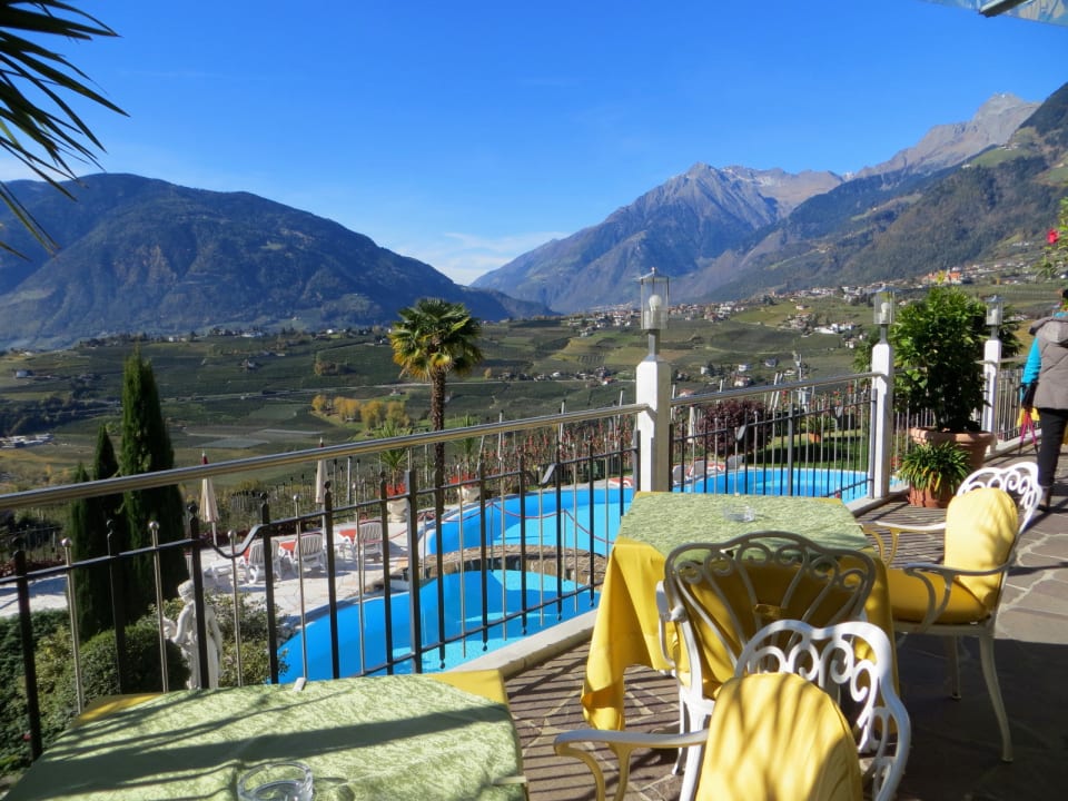 Blick von der Terrasse ins Passeiertal Hotel Tyrol