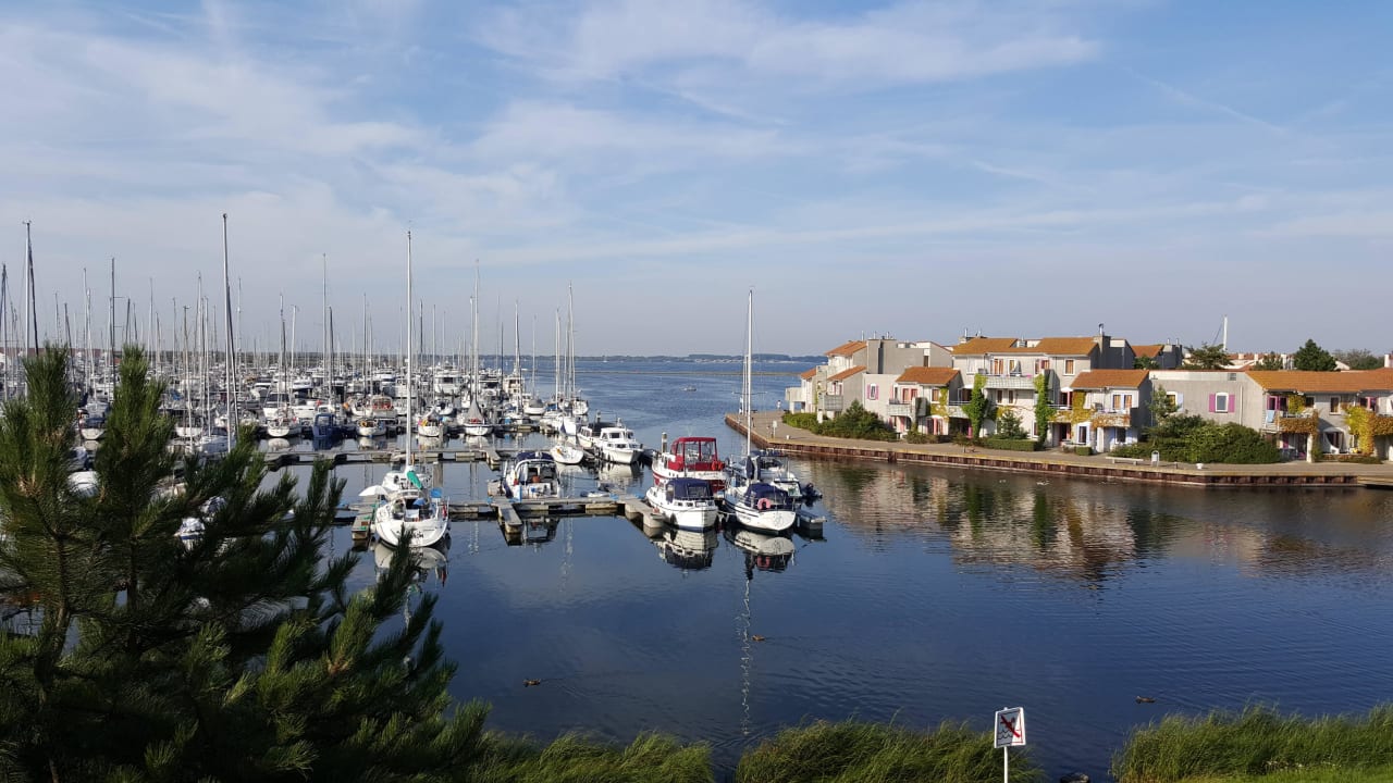 Angrenzender Hafen - laut tagsüber Center Parcs Port Zélande