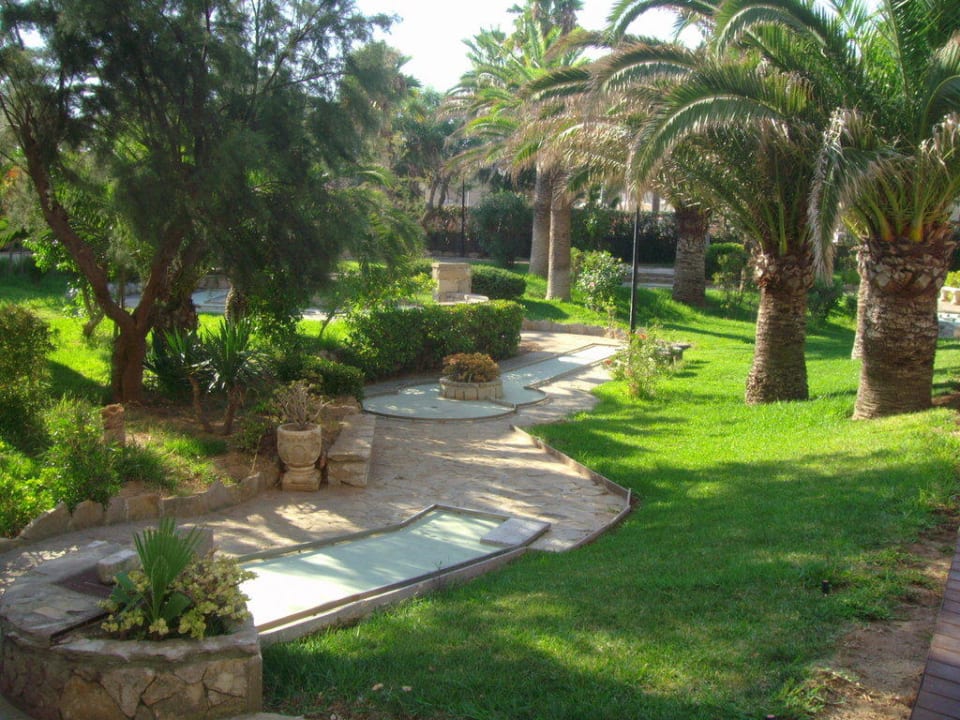 Teil der Minigolfanlage im Garten Hotel Playa Golf