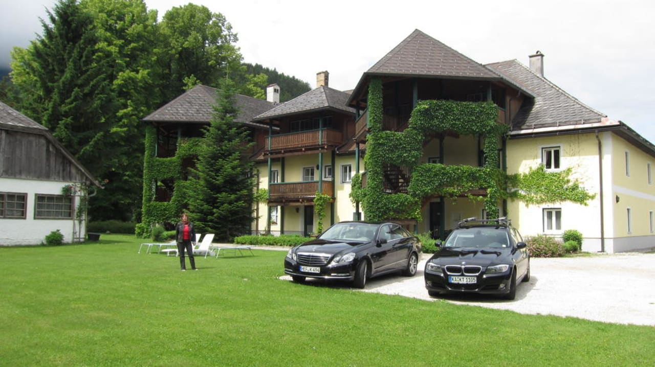 Liegewiese mit Appartmenthaus Appartements im Forsthaus