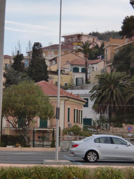 Diesen Hang geht man bis zum Hotel hoch Hotel Europa Finale Ligure