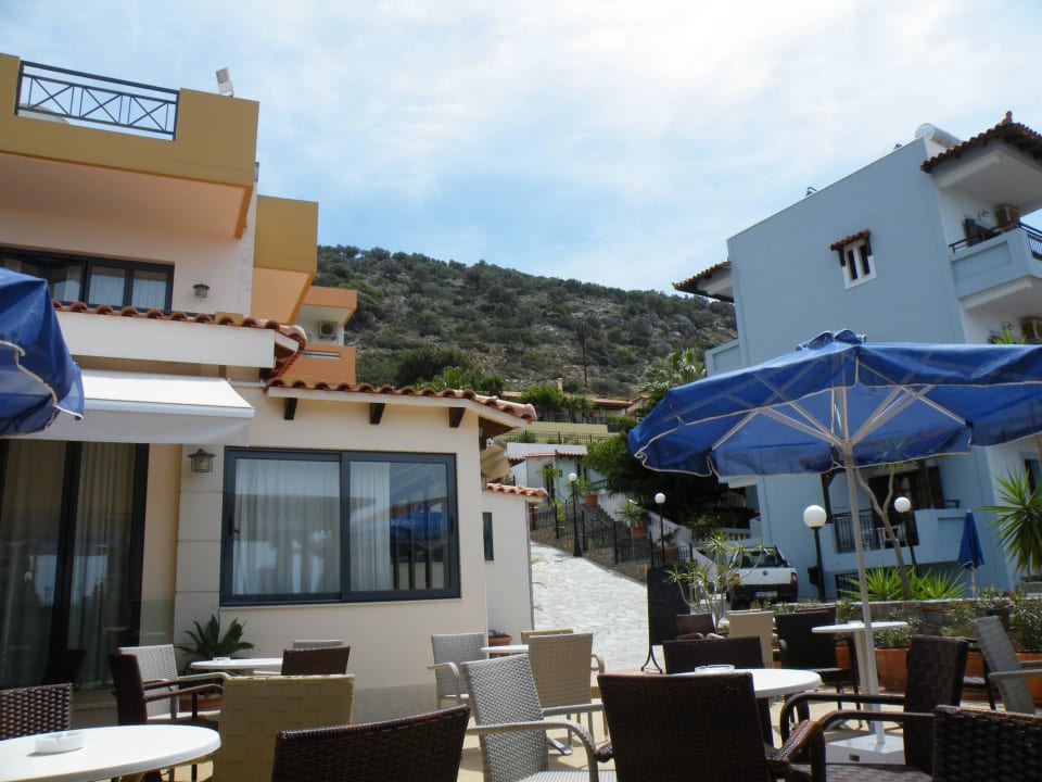 Innerhalb der Hotelanlage Koni Village Hotel