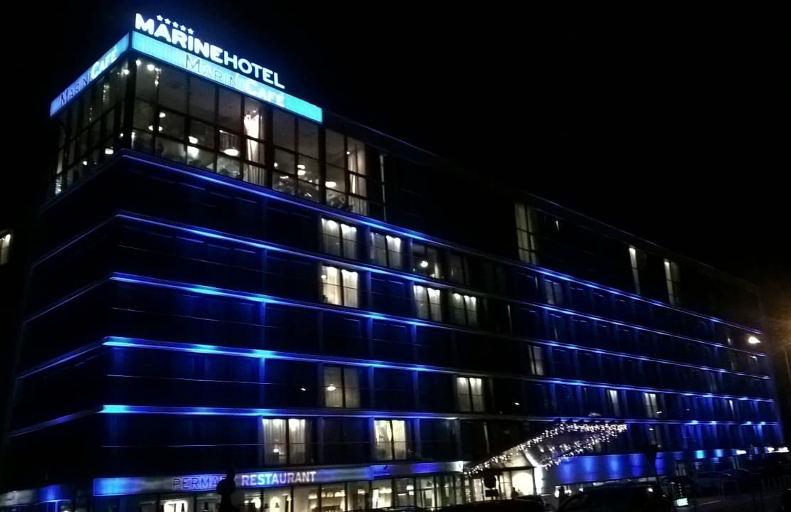 Das Hotel bei Nacht  Marine & Ultra Marine