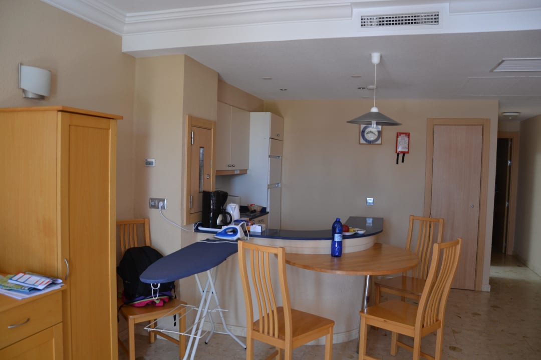 Pokój dzienny z aneksem kuchennym Grupotel Flamingo