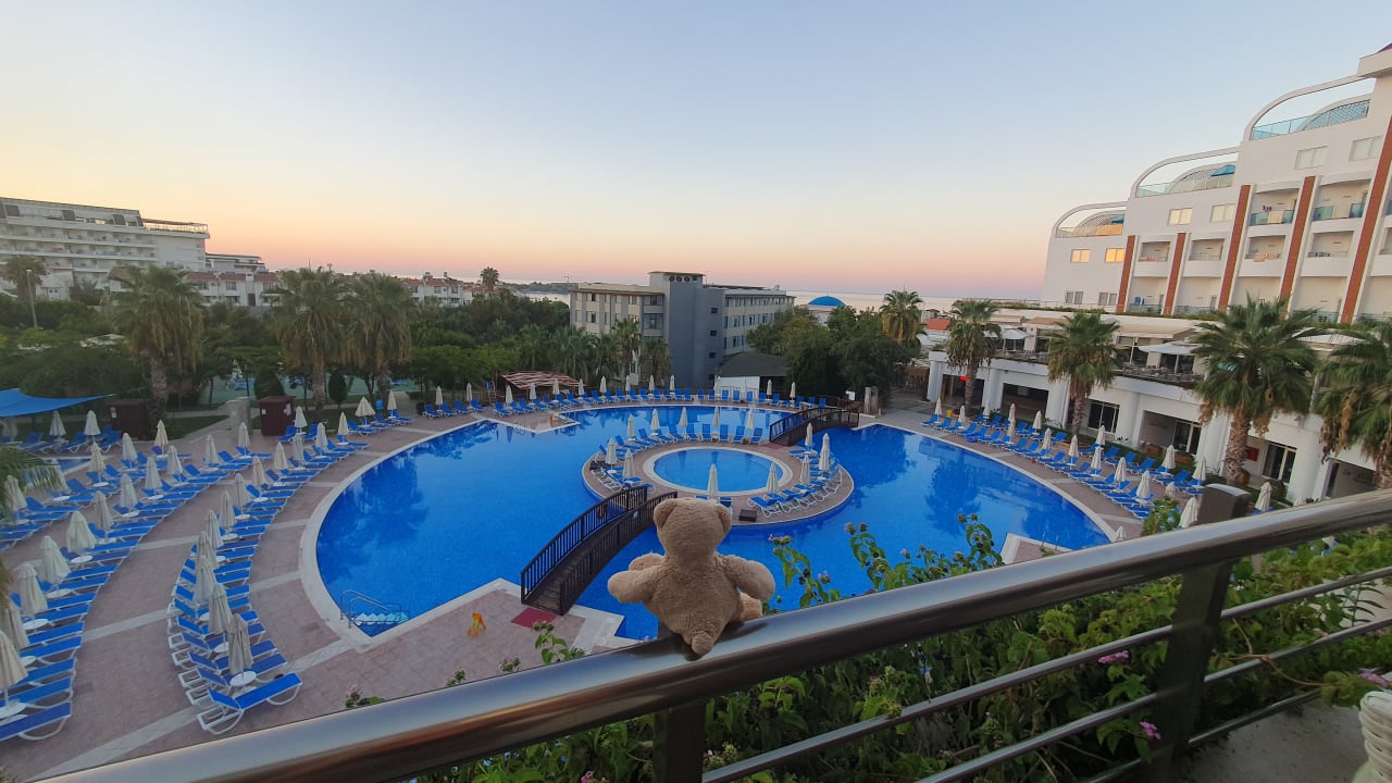 Pool Side Prenses Resort & Spa