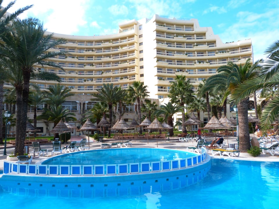 Blick vom Pool auf das Hotel Riadh Palms Resort & Spa