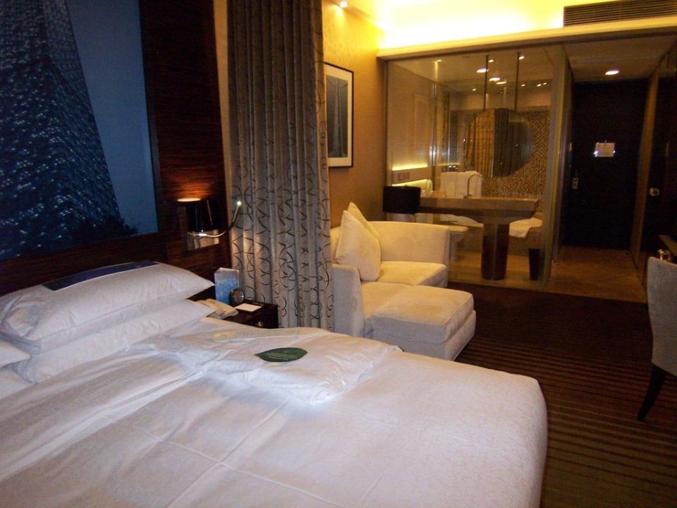 Blick vom Zimmer aufs Bad Hotel Harbour Grand Hong Kong