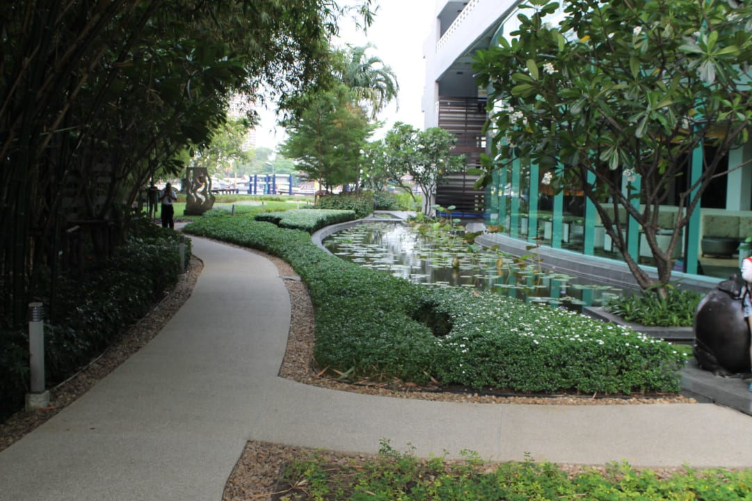 Gartenanlage Richtung Anleger Chatrium Hotel Riverside Bangkok