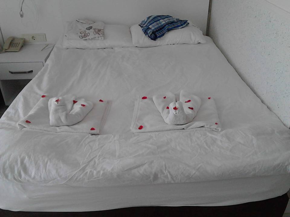 Weiteres Bettenmotiv aus Handtüchern und Rosenbl. Side Miami Beach