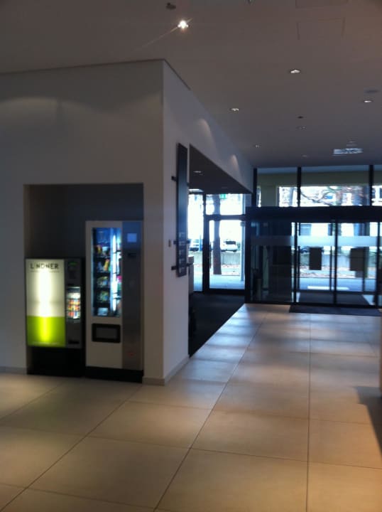 Eingang Lindner Hotel Frankfurt Sportpark, part of JdV by Hyatt