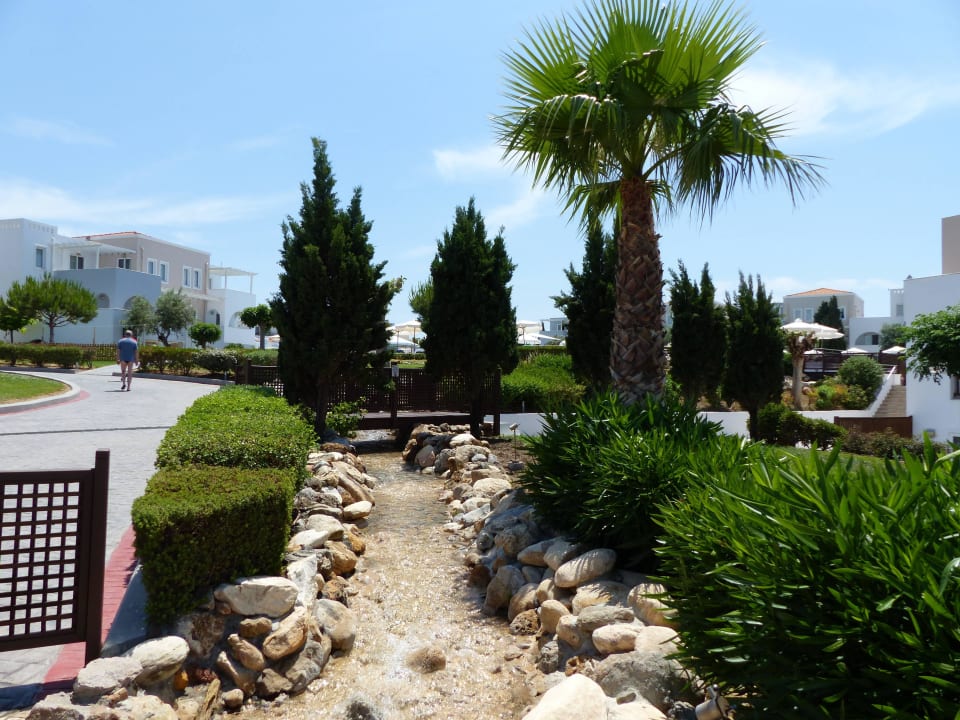 Spaziergang durch die Anlage Atlantica Marmari Palace