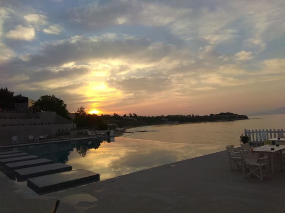 Zachód słońcav Alexandra Beach Resort & Spa