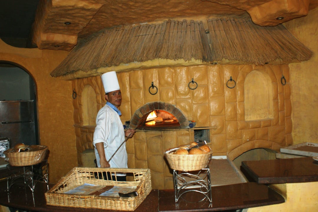 Brotbäcker im Hauptrestaurant Pickalbatros Alf Leila Wa Leila Resort - Neverland Hurghada