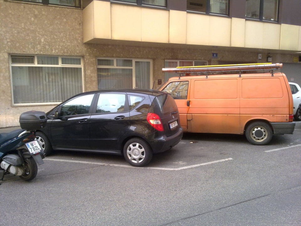 Парковка отеля Apartments Shermin