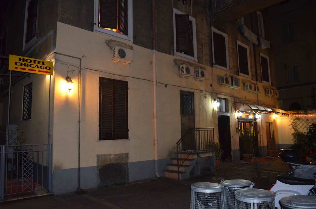 Hotelhof nachts Hotel Chicago Roma