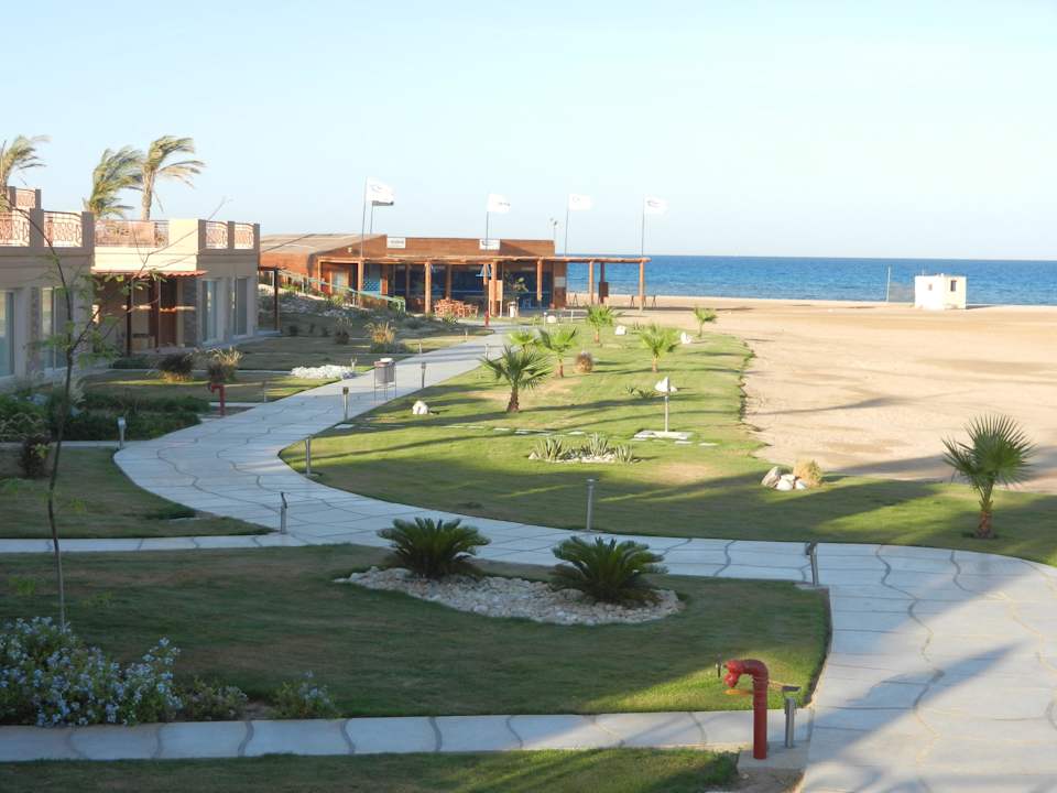 Weg vor dem Hotel zum Strand Shams Prestige Abu Soma-Adults Only