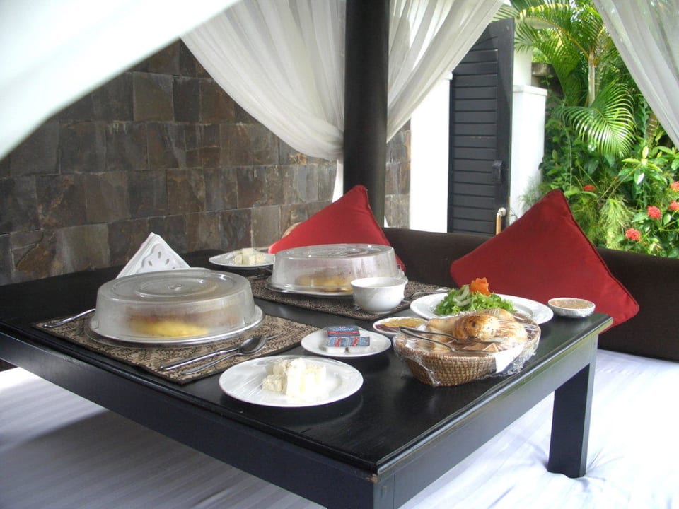 Frühstück am Privatpool Hillstone Uluwatu Villa