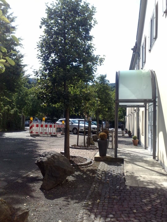 Eingang Remisengebäude m. Parkplatz Schlosshotel Bad Wilhelmshöhe Conference & Spa