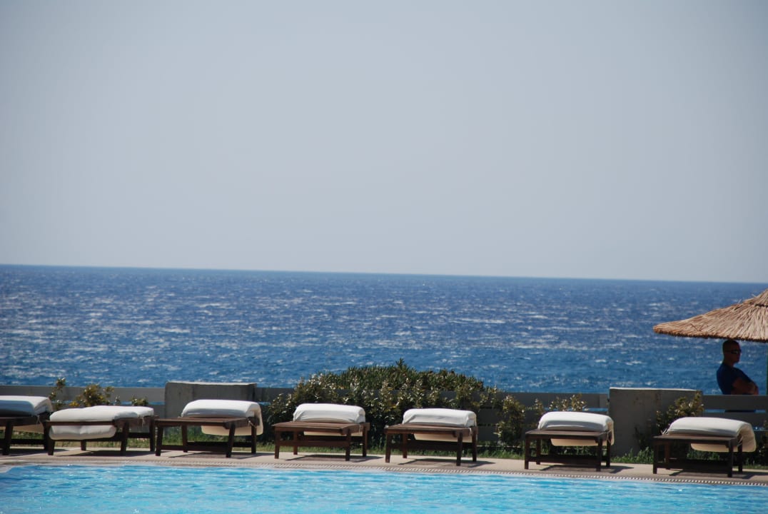 Schwimmen im Pool mit Blick aufs Meer Akti Palace Resort & Spa