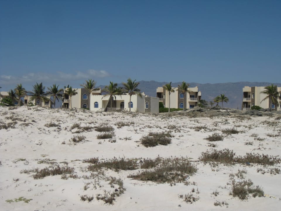 Blick vom Strand auf die Chalets Wyndham Garden Salalah Mirbat
