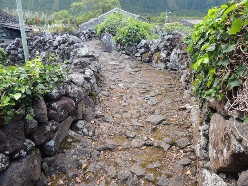 Gehweg in der Aldeia Hotel Aldeia da Cuada