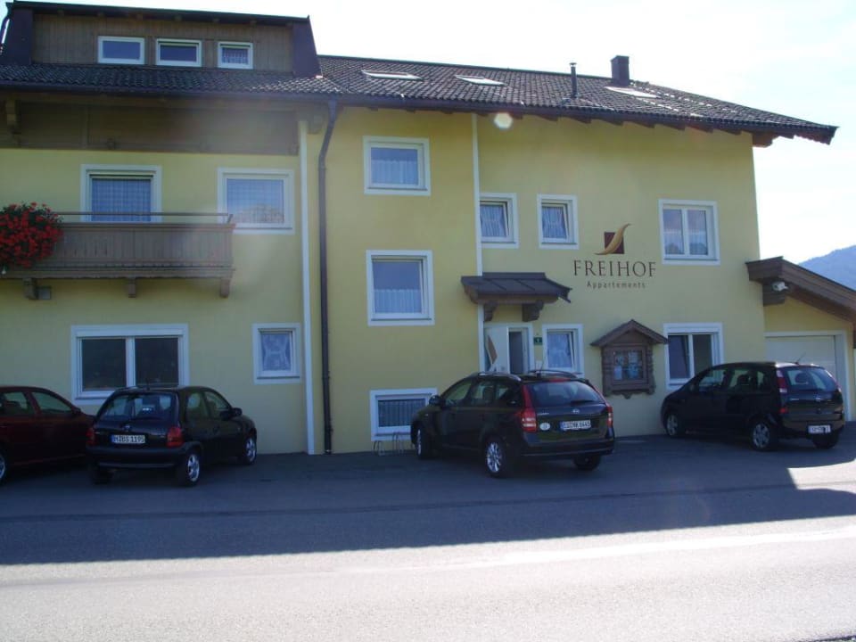 Von der Straße aus Freihof Appartements