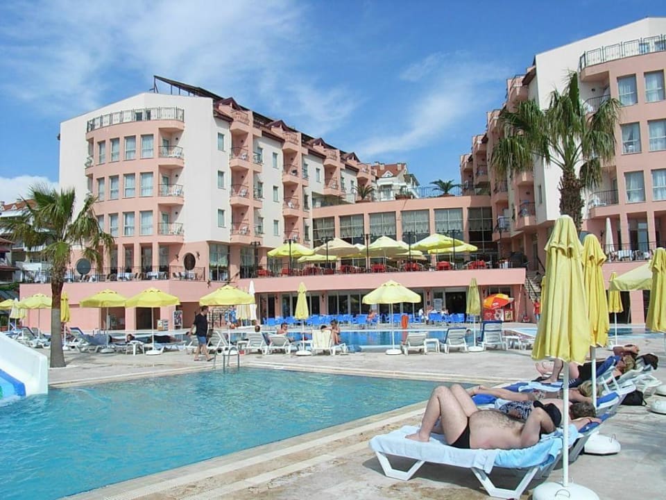 Außenansicht Poolseite Royal Atlantis Beach Hotel