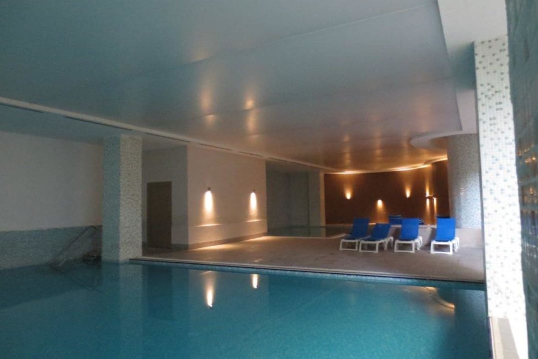 Blick ins das lieblose Hallenbad  Terrace Elite Resort