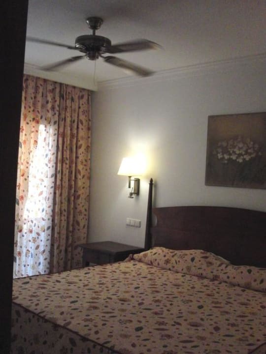 Schlafzimmer mit Deckenventilator Hotel Las Marismas de Corralejo