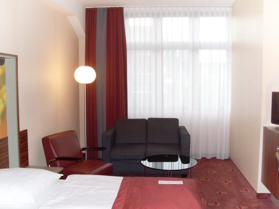 Wohnbereich  Premier Inn Köln City Mediapark