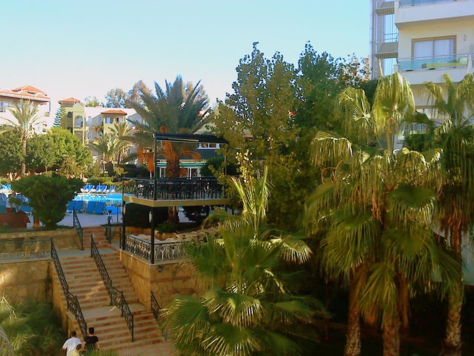 Vom Zimmer Blick auf den Poolbereich Hotel Gardenia Beach