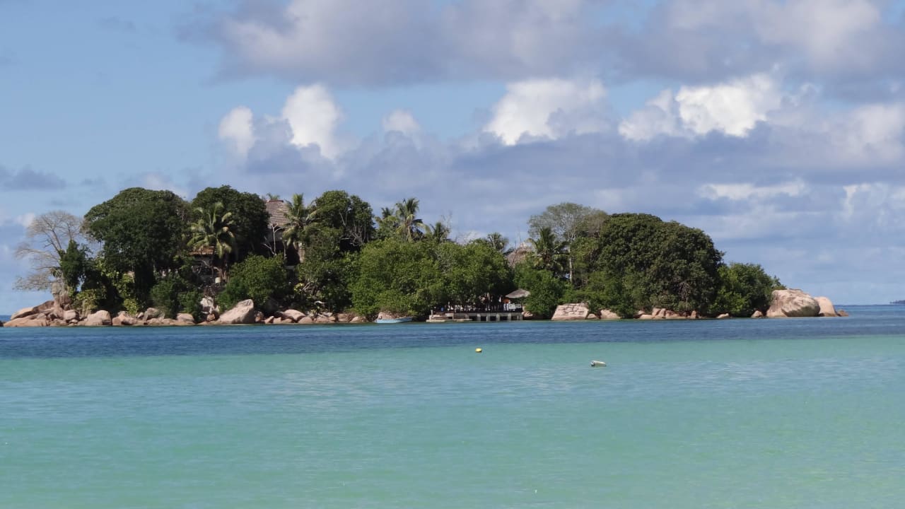 Kleine Insel gegenüber Hotelstrand Paradise Sun